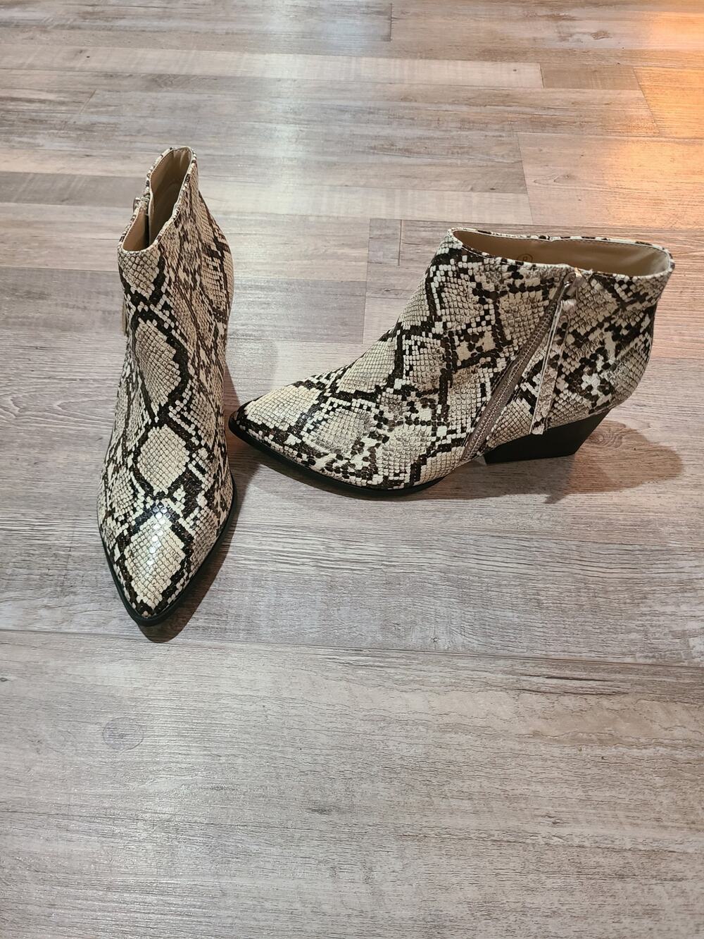 ZBY size 9 women's snake print pointed toe booties